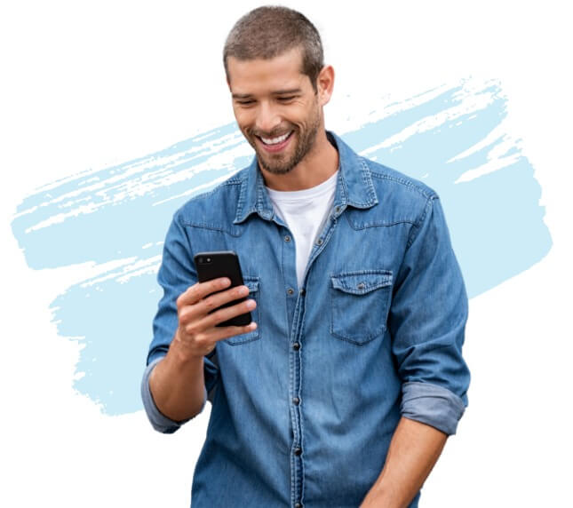 Homme souriant à son téléphone